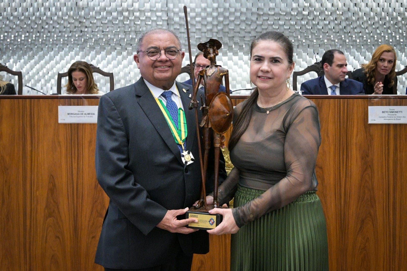 Ministro Teodoro Silva Santos recebe Troféu Dom Quixote em Brasília